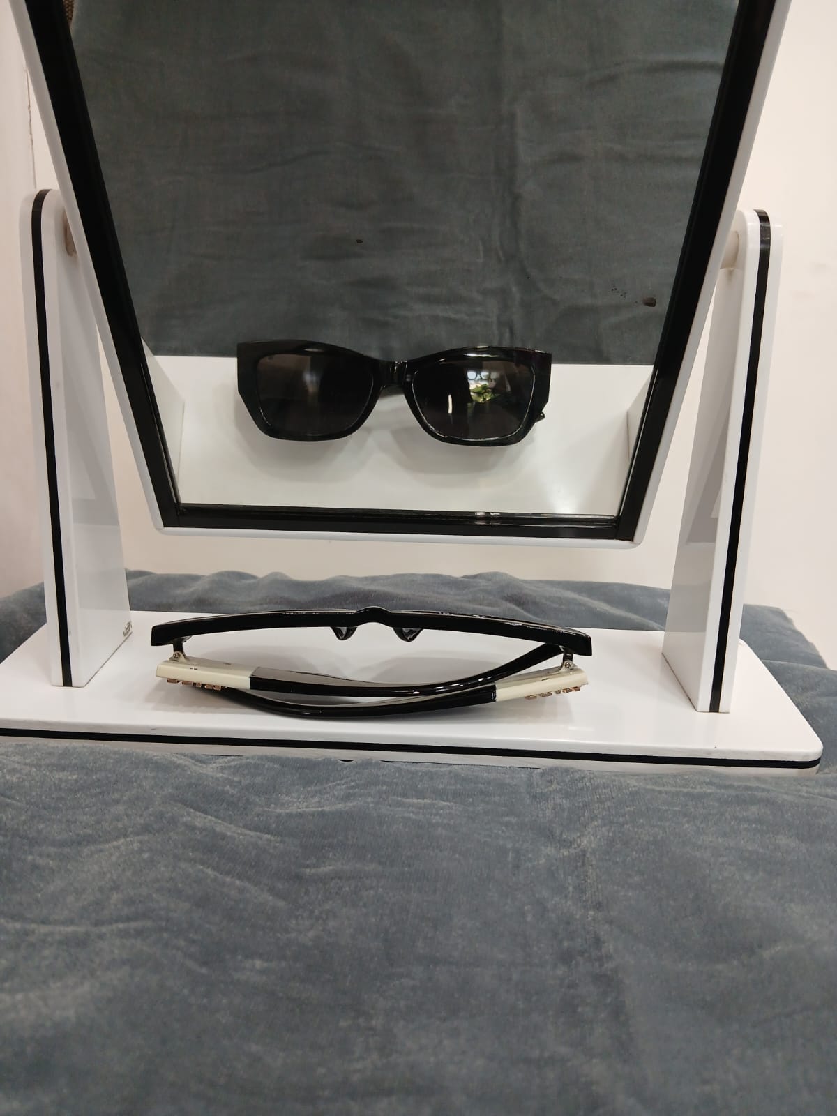 sunglasses - Black Thumbnail
