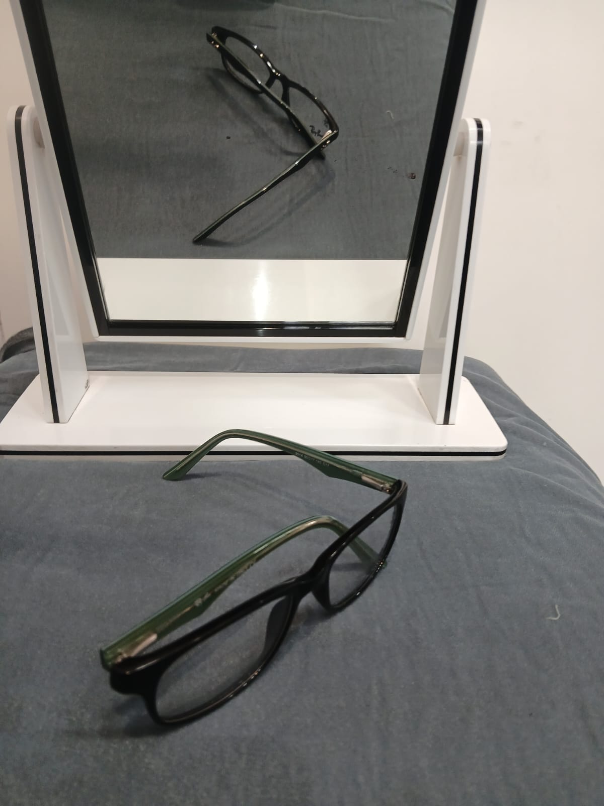 EYEGLASS - Black Thumbnail