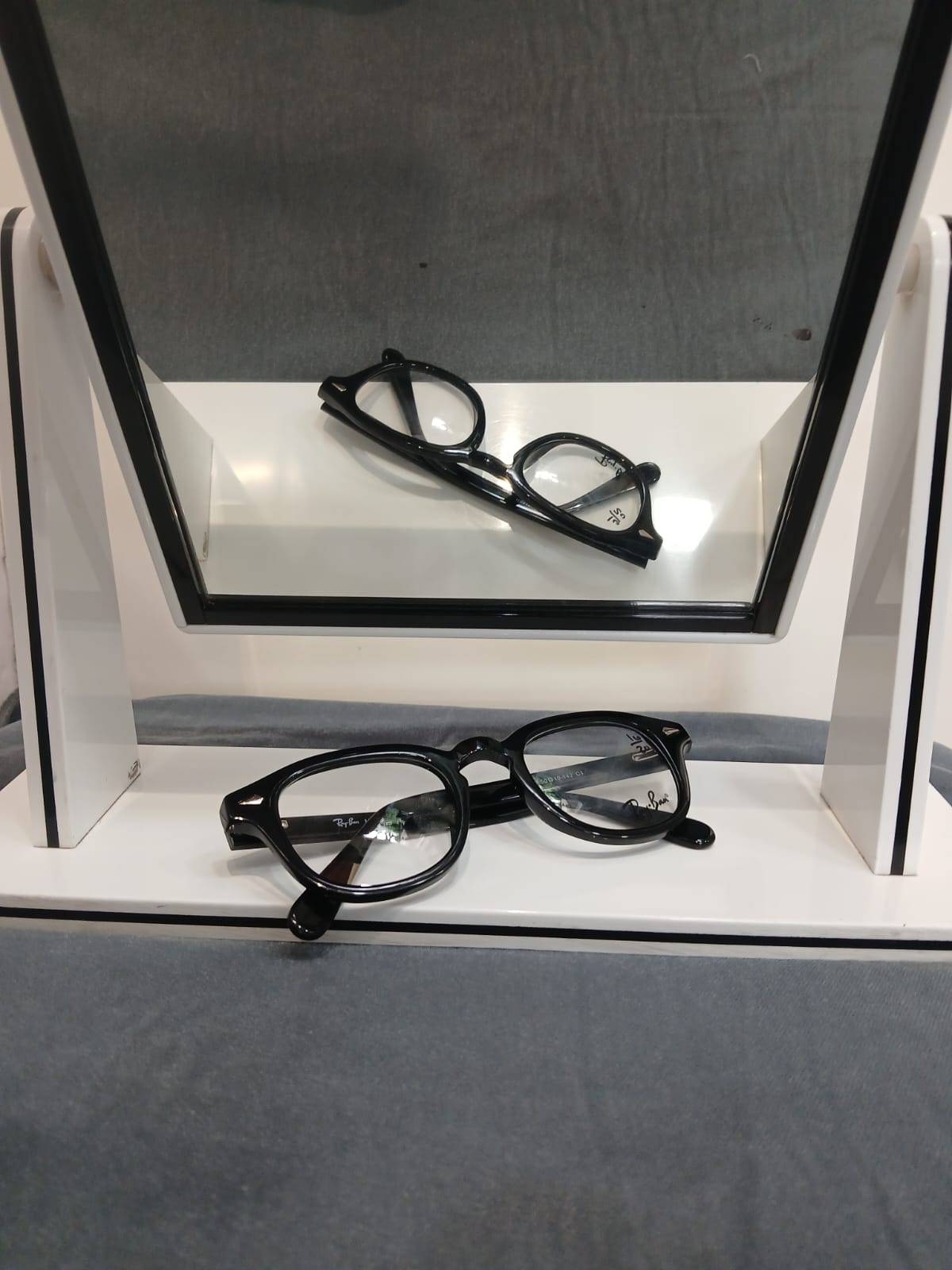 EYEGLASS - Black Thumbnail