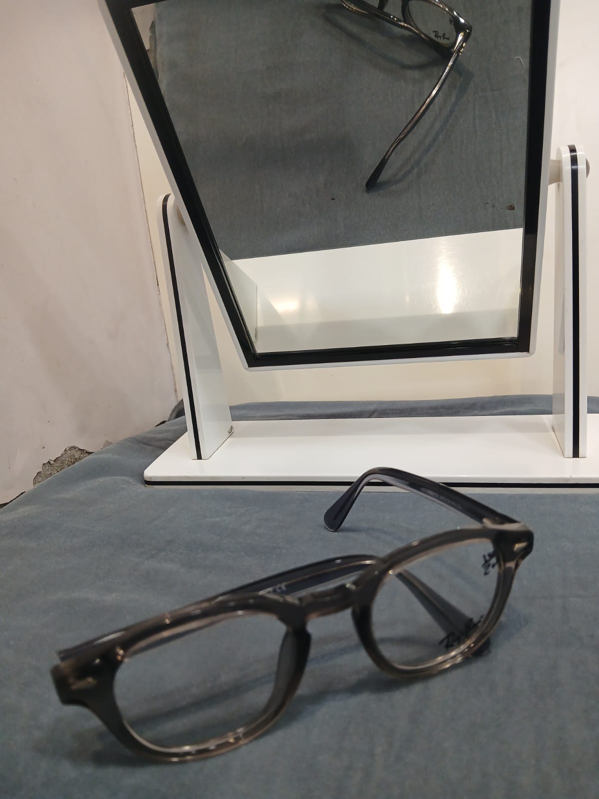 EYEGLASS - Gray Thumbnail