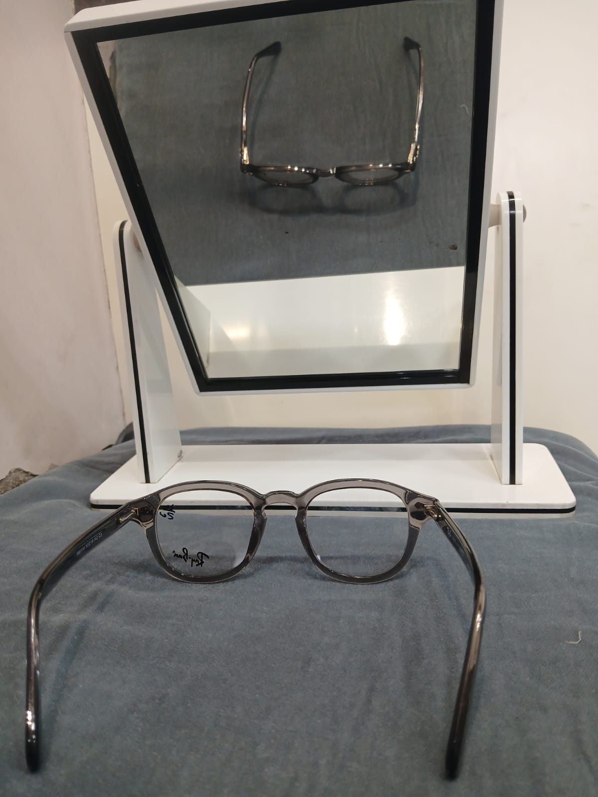 EYEGLASS - Gray Thumbnail