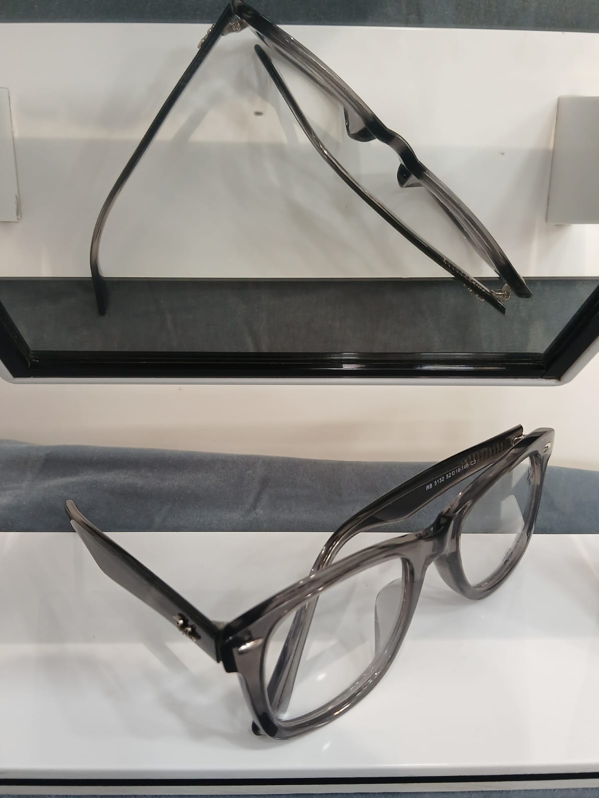EYEGLASS - Gray Thumbnail