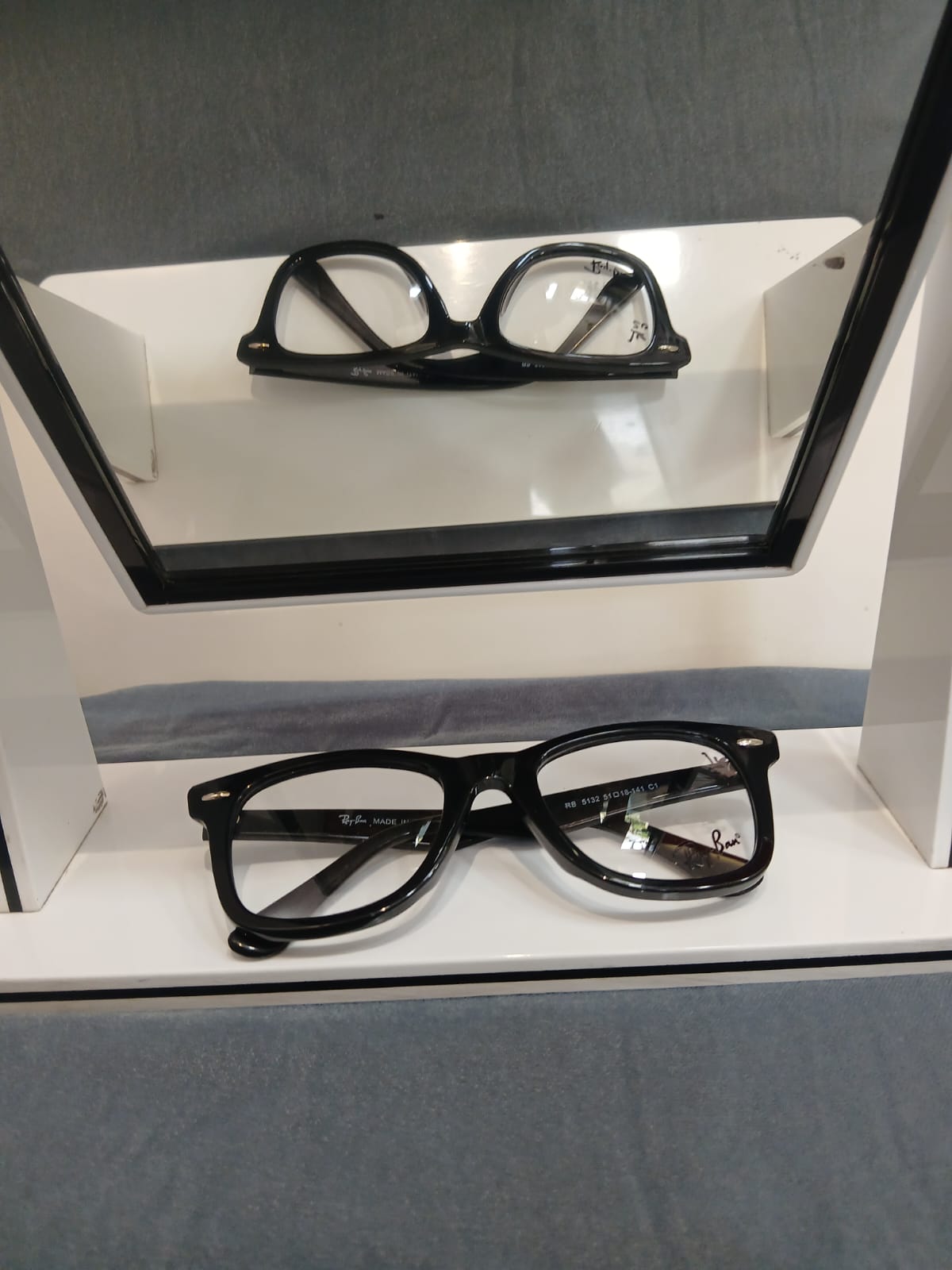 EYEGLASS - Black