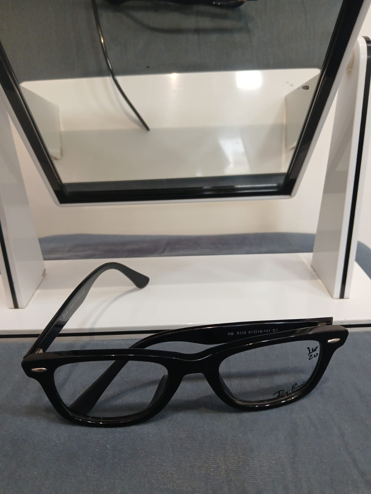 EYEGLASS - Black Thumbnail